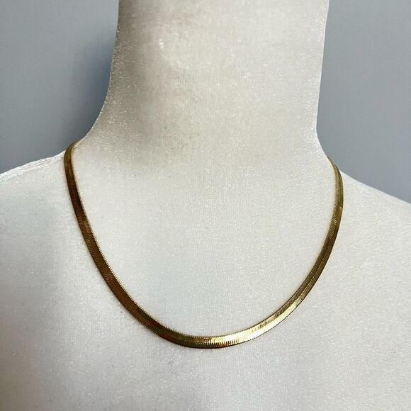Gold tone fancy metallic simple elegant necklace - Picture 1 of 7